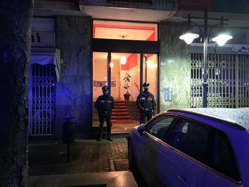 Strage nella notte in Piemonte: uccide la moglie, il figlio disabile e i padroni di casa e poi tenta il suicidio