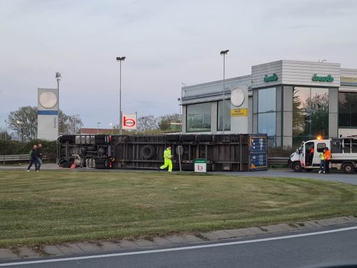 Il camion ribaltato questo pomeriggio alla rotonda della Bennet