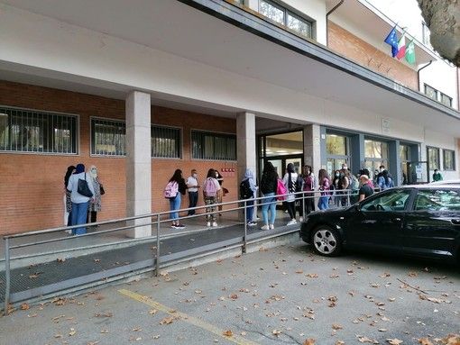 Un piano per tenere aperte le scuole d'estate con laboratori, attività formative, sportive e artistiche Un piano per tenere aperte le scuole d'estate con laboratori, attività formative, sportive e artistiche