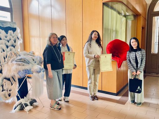 Vigevano, esposte a palazzo comunale le opere donate alla città da due giovani artiste cinesi