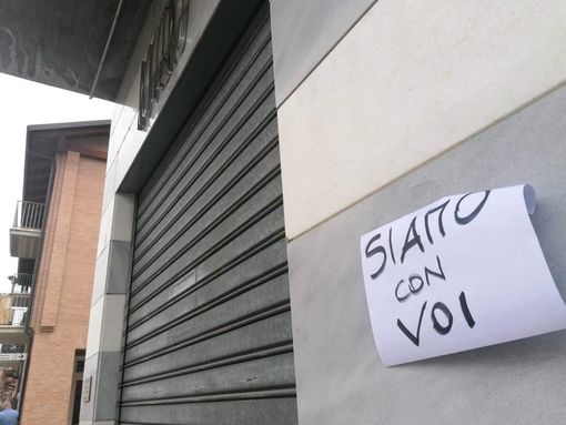 "Siamo con voi" recita il messaggio comparso stamane sulle serrande della Gioielleria Roggero "Siamo con voi" recita il messaggio comparso stamane sulle serrande della Gioielleria Roggero