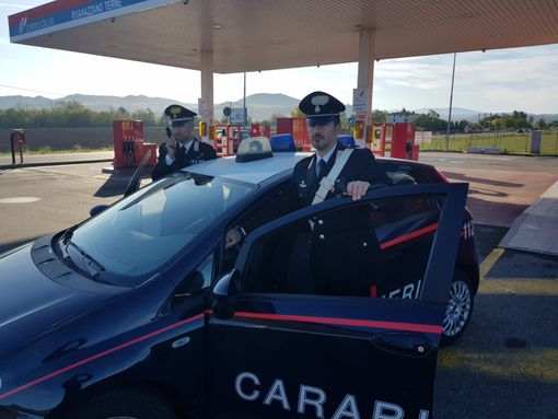 Rivanazzano Terme: fanno il "pieno" di benzina con una carta carburante rubata, denunciata una coppia