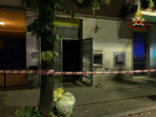 Boato nella notte a Robbio: ignoti fanno esplodere il Postamat, ingenti danni all'ufficio Boato nella notte a Robbio: ignoti fanno esplodere il Postamat, ingenti danni all'ufficio