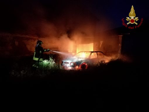 Pieve del Cairo: auto in fiamme alla frazione Gallia, intervengono i vigili del fuoco