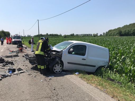Gambolò: tragico schianto sulla provinciale, muoiono due persone nello scontro fra tre veicoli, due feriti in gravissime condizioni Gambolò: tragico schianto sulla provinciale, muoiono due persone nello scontro fra tre veicoli, due feriti in gravissime condizioni