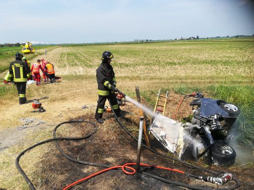 Mortara: finisce nel fosso con l'auto che si incendia, in gravi condizioni un 28enne Mortara: finisce nel fosso con l'auto che si incendia, in gravi condizioni un 28enne