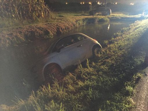 Ferrera Erbognone: si ribaltano con l'auto sulla provinciale 19, feriti due coniugi Ferrera Erbognone: si ribaltano con l'auto sulla provinciale 19, feriti due coniugi