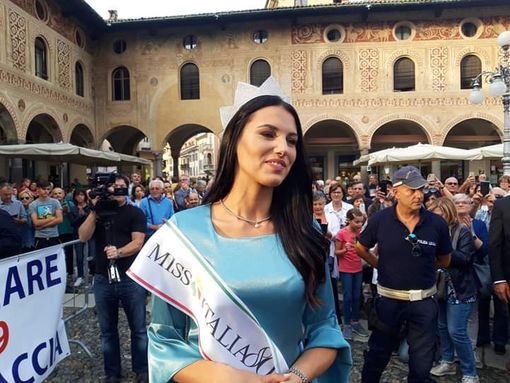 (FOTOGALLERY) Vigevano: bagno di folla in piazza Ducale per Carolina Stramare