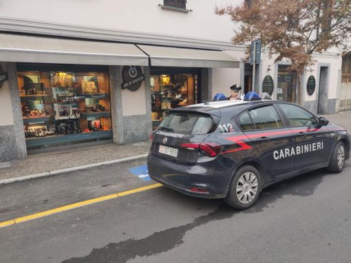 Garlasco: tenta la rapina in gioielleria camuffato con lenti a contatto e capelli colorati, in manette un 29enne Garlasco: tenta la rapina in gioielleria camuffato con lenti a contatto e capelli colorati, in manette un 29enne
