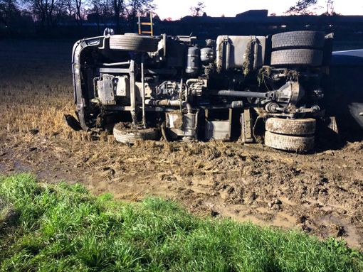 Borgo San Siro: tir si ribalta sulla provinciale 206, lievemente ferito il conducente