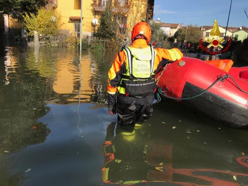 Pavia: in Borgo Ticino, dopo la piena, abitanti evacuati con il gommone