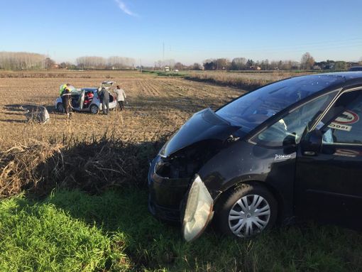 Mede: scontro tra due auto sulla provinciale 194, ferite quattro persone