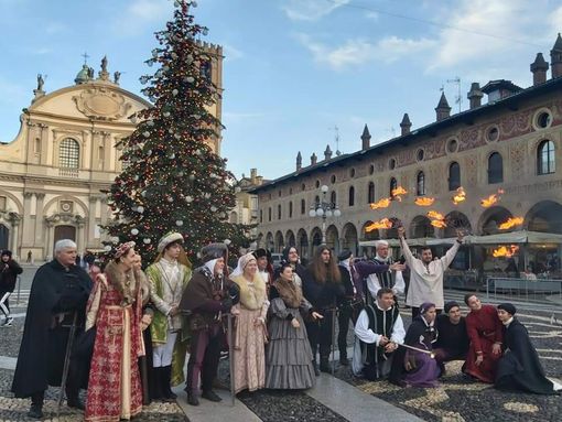 - (FOTONOTIZIA) - Vigevano: I musici e alfieri dell'Onda Sforzesca accolgono i turisti in piazza Ducale