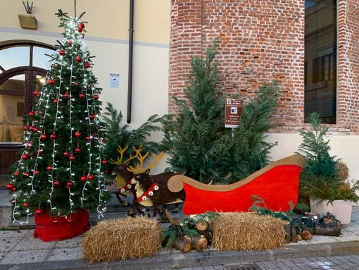 Robbio, domani (sabato) l’accensione dell’albero di Natale. Già accese invece le luminarie in paese Robbio, domani (sabato) l’accensione dell’albero di Natale. Già accese invece le luminarie in paese