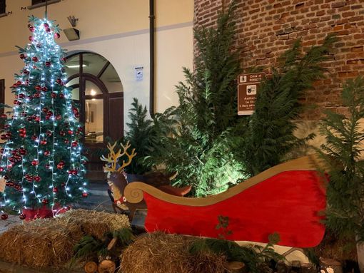Robbio, successo per il primo appuntamento natalizio targato Pro loco. In serata acceso l’albero di Natale