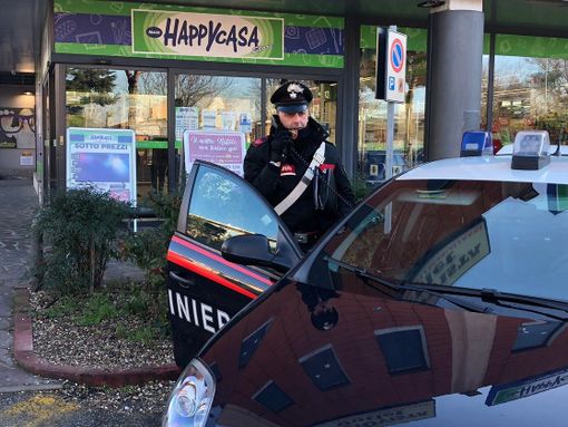 Pavia: sorpreso a rubare cosmetici, si dà alla fuga mostrando un'arma, ma viene rintracciato e arrestato dai carabinieri