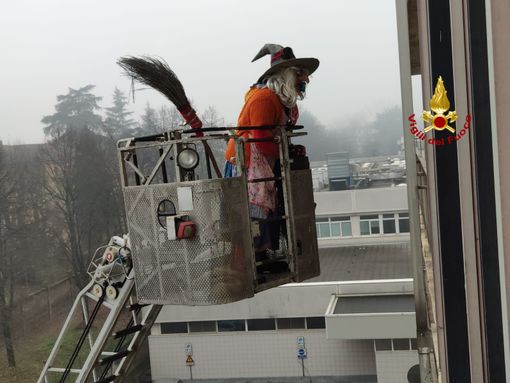 Pavia: i Vigili del fuoco regalano una Befana di doni e sorrisi ai bambini del reparto di oncoematologia del San Matteo Pavia: i Vigili del fuoco regalano una Befana di doni e sorrisi ai bambini del reparto di oncoematologia del San Matteo