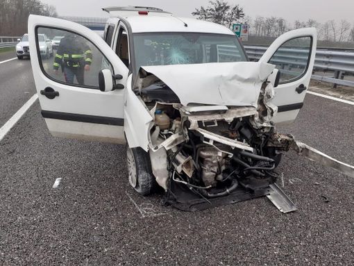 Scontro tra auto sull'autostrada A7: coinvolte tre persone, interviene l'elisoccorso
