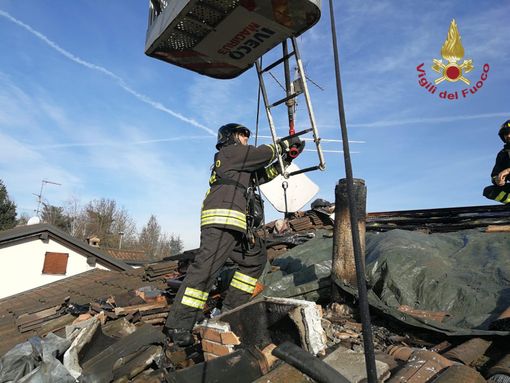 Pavese: in fiamme una canna fumaria a Torre d'Isola, intervengono i vigili del fuoco Pavese: in fiamme una canna fumaria a Torre d'Isola, intervengono i vigili del fuoco