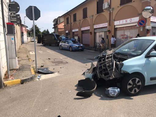 Tromello: scontro tra auto e furgone in via Salvadeo, ferite lievemente mamma e figlia