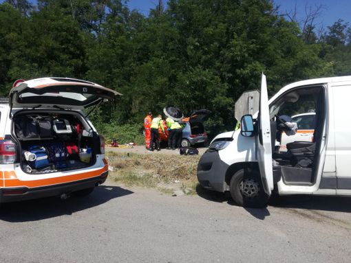 Scaldasole: scontro tra auto e furgone all'incrocio, tre feriti, grave un 53enne