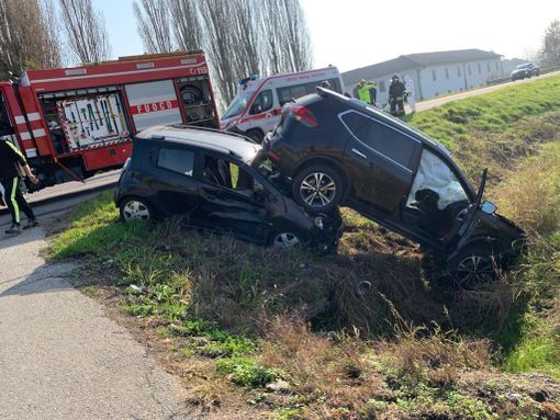Mortara: scontro tra auto sulla ex statale 494, coinvolti due uomini Mortara: scontro tra auto sulla ex statale 494, coinvolti due uomini