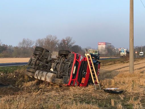 Dorno: autocisterna fuori strada sulla provinciale 206, illeso il conducente
