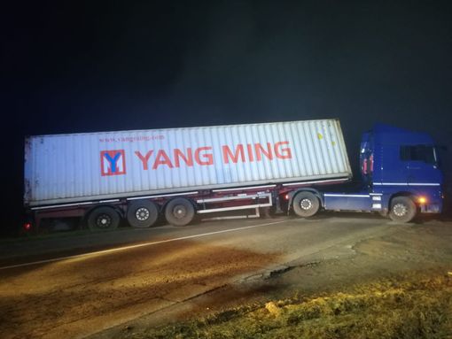 Cozzo: tir sbanda ed esce di strada sulla provinciale 596 dir