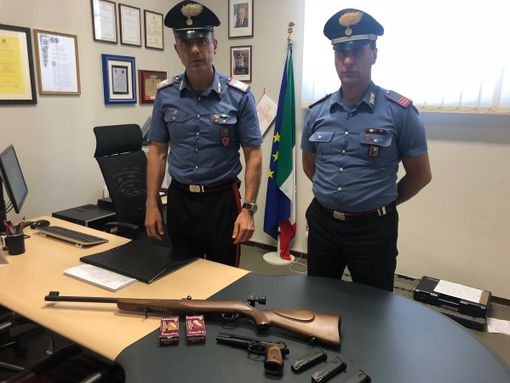 Voghera: ruba la pistola e 40 proiettili alla madre che lo denuncia Voghera: ruba la pistola e 40 proiettili alla madre che lo denuncia