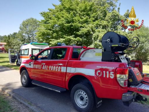 Travacò Siccomario: bambino rimane incastrato con una gamba tra i rami di un albero ai giardini pubblici