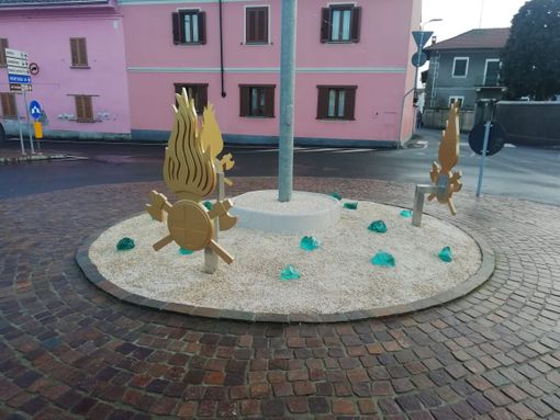 Robbio, nuovo look alla rotonda vicino alla caserma. Merito dei vigili del fuoco