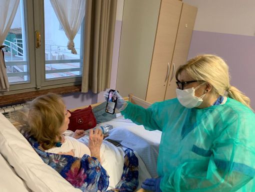 Covid-free da molti mesi le Rsa di “Sereni Orizzonti” in provincia di Pavia. Stanze attrezzate per gli incontri coi familiari mentre continua il servizio di videochiamate all’esterno Covid-free da molti mesi le Rsa di “Sereni Orizzonti” in provincia di Pavia. Stanze attrezzate per gli incontri coi familiari mentre continua il servizio di videochiamate all’esterno