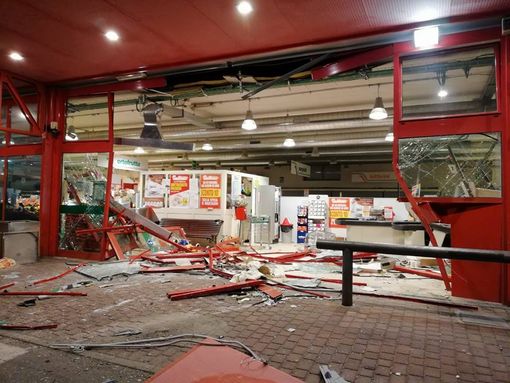 L'ingresso distrutto del supermercato Gulliver a Pieve del Cairo L'ingresso distrutto del supermercato Gulliver a Pieve del Cairo