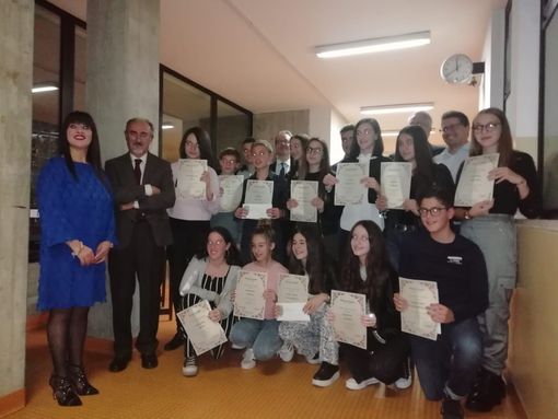 Robbio, consegnate ai ragazzi meritevoli della scuola media le borse di studio Brivio e Preve