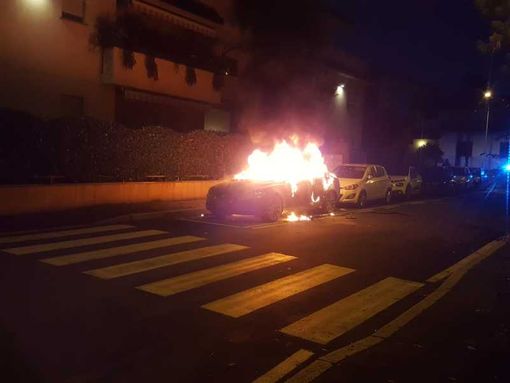 Magenta: auto in fiamme nel centro della città