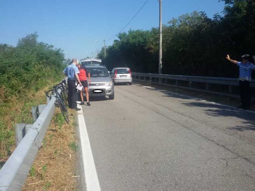 Magenta: ciclista urtato da un’auto in via Bottego, strada pericolosa per i ciclisti
