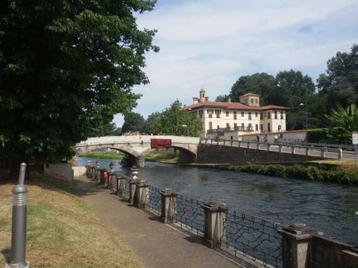Cassinetta: sei ragazzini sorpresi a fare il bagno nel Naviglio Grande, sempre più difficile far rispettare il divieto