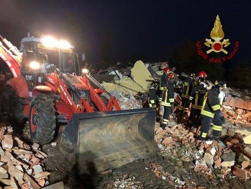 Dramma in Piemonte: esplode una cascina, muoiono tre vigili del fuoco Dramma in Piemonte: esplode una cascina, muoiono tre vigili del fuoco