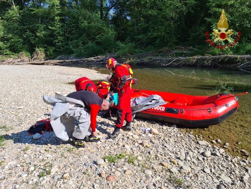 FOTO. Vigevano, l'intervento dei vigili del fuoco per recuperare il cadavere riemerso dal Ticino