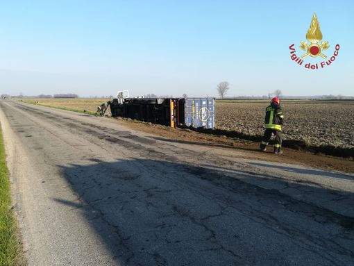 Candia: camion si ribalta lungo la provinciale 596, lievemente ferito un 45enne