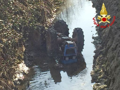Oltrepò: si ribalta con il trattore in un canale, 22enne elitrasportato al Niguarda