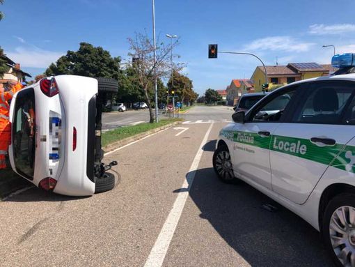 Magenta: auto si ribalta all’incrocio con via Maronati Magenta: auto si ribalta all’incrocio con via Maronati