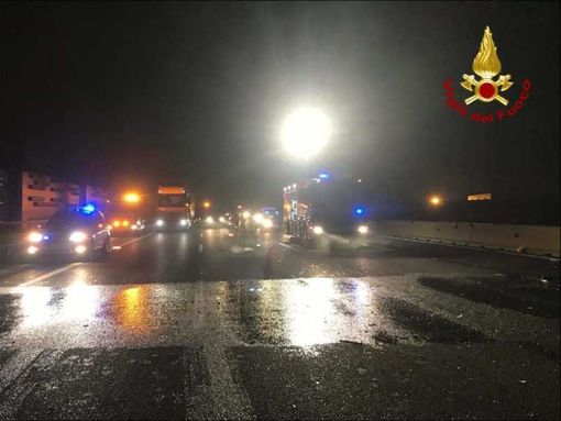 Tragedia nella notte sulla A4 a pochi metri dall’uscita di Arluno: automobilista perde la vita in un incidente Tragedia nella notte sulla A4 a pochi metri dall’uscita di Arluno: automobilista perde la vita in un incidente