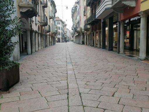 Possibili allentamenti dal 3 dicembre: ecco le ipotesi dei due Dpcm con le aperture per le festività Possibili allentamenti dal 3 dicembre: ecco le ipotesi dei due Dpcm con le aperture per le festività
