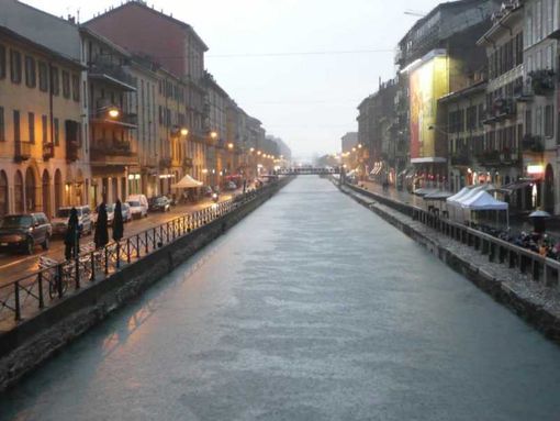 Migliaia di banconote da 100 euro nel Naviglio: occhio, sono false.. Migliaia di banconote da 100 euro nel Naviglio: occhio, sono false..