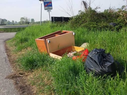 Robecco sul Naviglio, ancora rifiuti abbandonati nelle campagne per Castellazzo de’ Barzi
