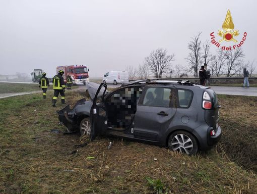 Albonese: esce di strada con l'auto in via Grocco, ferita una 75enne