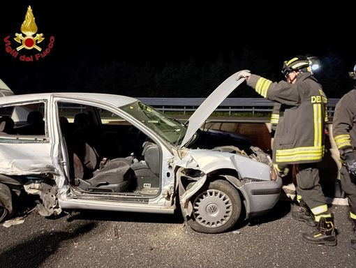 Schianto sull'autostrada tra Busto e Gallarate, un ferito estratto dall'auto con l'ausilio delle pinze idrauliche Schianto sull'autostrada tra Busto e Gallarate, un ferito estratto dall'auto con l'ausilio delle pinze idrauliche