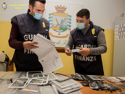 Riparavano smartphone con pezzi di ricambio contraffatti: maxi sequestro della Finanza di Gallarate Riparavano smartphone con pezzi di ricambio contraffatti: maxi sequestro della Finanza di Gallarate