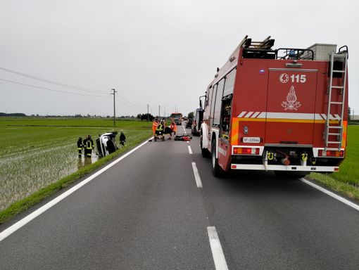 Castelnovetto: con l'auto si ribalta in una risaia sulla provinciale, 56enne soccorso in elicottero Castelnovetto: con l'auto si ribalta in una risaia sulla provinciale, 56enne soccorso in elicottero